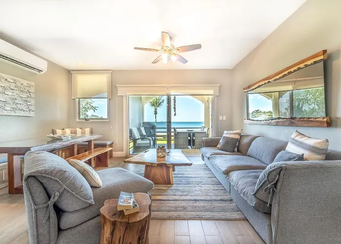 Playa Potrero Oceanfront: Balcony, Pool Holiday home