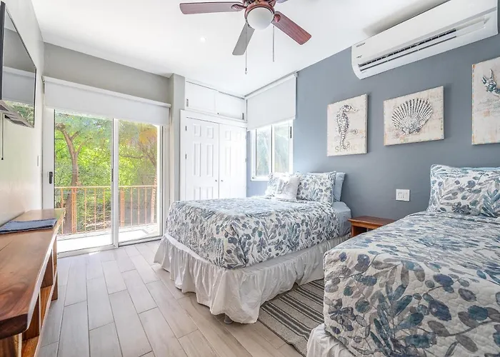 Playa Potrero Oceanfront: Balcony, Pool Holiday home *